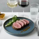Filet mignon de porc tranché, servi avec des sauces et deux verres de vin. Quel vin avec filet mignon de porc ?
