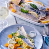 Maquereaux au vin blanc servis avec purée, carottes et citron. Quel accompagnement parfait pour ce plat !