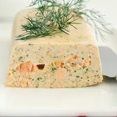 Un délicieux pain de poisson froid, garni d'aneth frais, prêt à être dégusté.