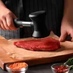 Préparation d'un steak tendre : on explique pourquoi taper la viande pour attendrir les fibres avant la cuisson.