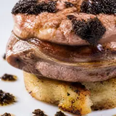 Tournedos Rossini, un délice avec foie gras et truffes. Quel vin avec tournedos rossini ? Un vin rouge corsé comme un Bordeaux ou un Bourgogne.