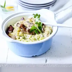 Un plat gratiné aux champignons et purée, prêt à être réchauffé. Peut-on mettre un plat congelé au four ? Oui, ce plat semble parfait pour cela !