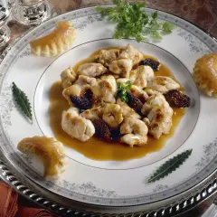 Sauté de veau aux champignons, morilles et feuilletés. Quel vin avec ce plat ? Un blanc sec ou un rouge léger serait parfait.