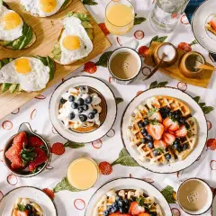 Idée repas pour soirée association : brunch festif avec gaufres aux fruits, toasts avocat-œuf, et jus d'orange.