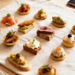 Un assortiment d'amuse-bouches variés, parfaits pour une idée repas soirée. Tartines, verrines et bouchées aux saveurs marines et terrestres.