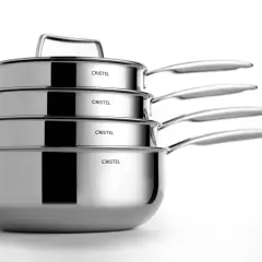 Une pile de casseroles en inox Cristel, parfaites pour le lave-vaisselle, prêtes à cuisiner.