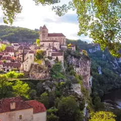 Village médiéval perché sur une falaise, dominant une rivière. Un paysage digne d'un millésime Cahors, où le temps semble s'être arrêté.
