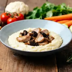 Ris de veau aux morilles sur une purée crémeuse. Quel accompagnement parfait pour ce plat ! Des légumes frais en arrière-plan.