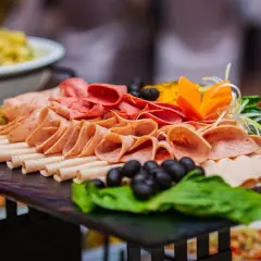 Plateau de charcuterie variée, olives, carottes sculptées. Une belle idée buffet froid pas cher pour 50 personnes.