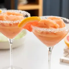 Deux cocktails glacés au pamplemousse, bordés de sucre, parfaits pour un apéro sans alcool.