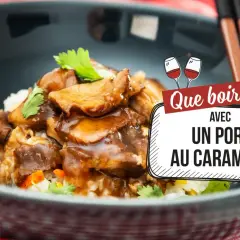 Un plat de riz avec du porc au caramel, garni de persil. Le texte demande "Que boire avec un porc au caramel ?".