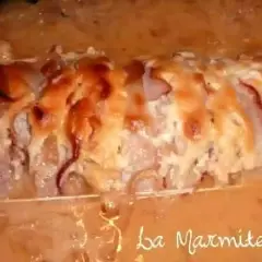 Un rôti Orloff gratiné, baignant dans une sauce onctueuse au vin blanc, prêt à être dégusté.