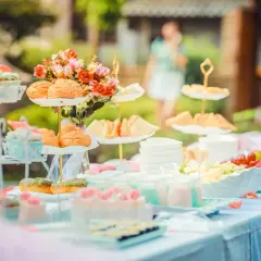 Un buffet de mariage féerique avec cupcakes, choux, fruits et douceurs. Une belle idée buffet mariage pour un jour inoubliable.