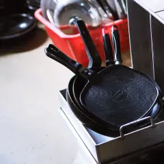 Poêles Tefal empilées, prêtes pour un nettoyage en profondeur. Apprenez comment nettoyer une poêle Tefal brûlée pour lui redonner son éclat.