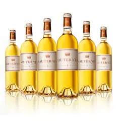 Six bouteilles de Sauternes aux étiquettes numérotées, reflétant la richesse des millésimes.