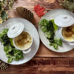 Deux gratins de cardons servis avec des escargots persillade et une salade verte. Parfait pour savoir que manger avec un gratin de cardons.