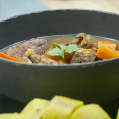 Un plat réconfortant de sauté de veau aux carottes, garni de persil. Quel vin avec sauté de veau aux carottes ? Un rouge léger ou un blanc corsé.