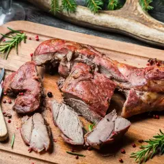 Gigot de 7 heures, tendre et juteux, prêt à être dégusté. Quel vin avec un gigot de 7 heures ? Un vin rouge corsé, comme un Bordeaux ou un Rhône.