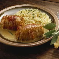 Deux paupiettes de veau en sauce crémeuse, accompagnées de riz persillé. Quel vin avec des paupiettes de veau ? Un blanc sec ou un rouge léger serait parfait.