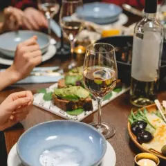 Un dîner convivial avec des toasts à l'avocat, un plateau de fromages et de fruits. Parfait pour savoir que manger avec du cidre.
