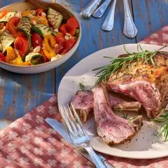 Côtelettes d'agneau grillées, accompagnées d'une salade composée de légumes rôtis. Quelle viande dans une salade composée !