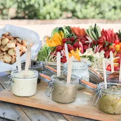 Un plateau coloré de légumes croquants et de tartinades variées, parfait pour une recette de crudités pour buffet.