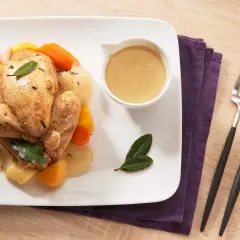 Un coq au Riesling, servi avec des légumes racines rôtis et sa sauce onctueuse. Quel accompagnement avec un coq au riesling ? Ces légumes sont parfaits !