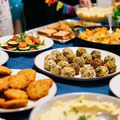 Buffet varié pour une kermesse : boulettes végétales, nuggets, salades, pâtes. Une belle idée repas kermesse école pour régaler petits et grands !