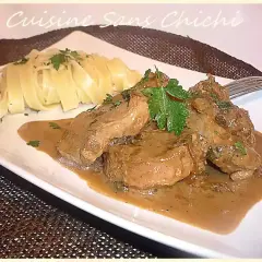 Filet mignon de porc sauce moutarde et vin, servi avec des pâtes fraîches. Un délice !