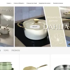 Une belle cocotte inox four et des poêles empilées sur un plan de travail. La gamme Dahlia est mise en avant.