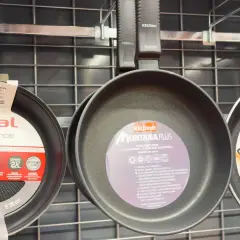 Poêles Tefal en aluminium, certaines avec revêtement antiadhésif. Attention au danger potentiel de l'aluminium chauffé.
