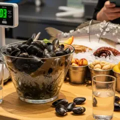Un grand bol de moules prêtes à être pesées. La quantité par personne est importante pour un repas savoureux.