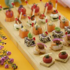 Plateau de petits fours sucrés et salés. Combien de petit four sucré par personne en dessert ? Difficile à dire, il y en a pour tous les goûts !