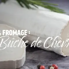Bûche de chèvre fraîche, parfaite pour un accord vin et fromage. Quel vin avec fromage de chèvre ? Découvrez nos suggestions.