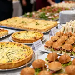 Buffet du Nouvel An : tartes salées, mini-burgers et sandwichs triangulaires, une belle idée pour un repas convivial.