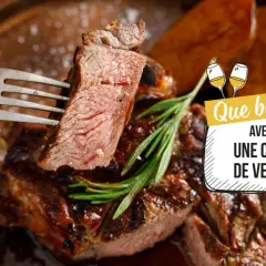 Une côte de veau juteuse sur une fourchette, avec une branche de romarin. Le texte demande : "Que boire avec une côte de veau ?