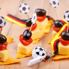 Ambiance parfaite pour une soiree foot : petits fours avec des ballons, des olives, des tomates et des drapeaux allemands.