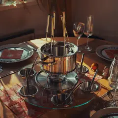 Table dressée pour une fondue chinoise, avec un caquelon, des piques et des bols. Idéal pour savoir que boire avec une fondue chinoise.