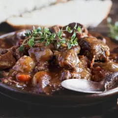 Un plat mijoté de rognons de veau, garni de thym frais. Parfait pour savoir que boire avec des rognons de veau.