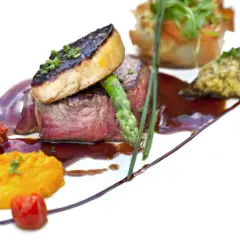 Un steak tendre surmonté de foie gras poêlé, accompagné de purée de patates douces et d'une ratatouille. Un plat qui invite à se demander quoi boire avec du foie gras.