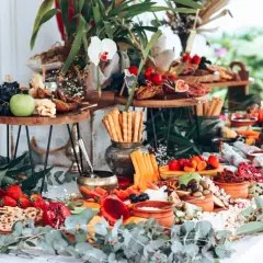 Magnifique présentation de fruits pour buffet : fruits rouges, figues, grenades, kiwis, et bien plus encore, disposés avec soin.