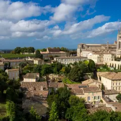 Vue aérienne de Saint-Émilion, ses toits de tuiles et sa collégiale, évoquant les meilleures années Saint-Émilion Grand Cru.