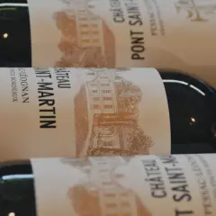 Bouteilles de vin Château Pontet-Canet, millésime Pessac-Léognan, avec une gravure de château sur l'étiquette.
