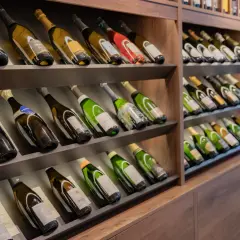 Rayons remplis de bouteilles de champagne. Une bouteille de champagne pour combien de personnes ? La réponse dépend de la taille de la fête !