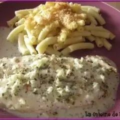 Délicieux poisson à la crème et vin blanc, servi avec des pâtes. Un plat savoureux pour un repas gourmand.