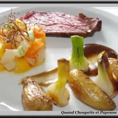 Tranche de rosbeef froid, accompagnée d'une timbale de légumes croquants, de pommes de terre rôties et de petits oignons grelots.