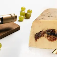 Bouteille de vin blanc, raisins et foie gras aux figues. Quel vin avec foie gras poêlé ? Une association gourmande.