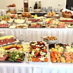 Vaste quantité buffet froid pour 60 personnes : charcuteries, fromages, crudités, fruits et pains.