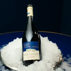 Bouteille de vin Saint-Joseph Les Caboles sur de la glace.