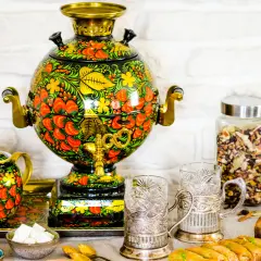 Samovar décoré de motifs floraux, prêt pour le thé. Son fonctionnement est simple : chauffer l'eau pour une pause gourmande.